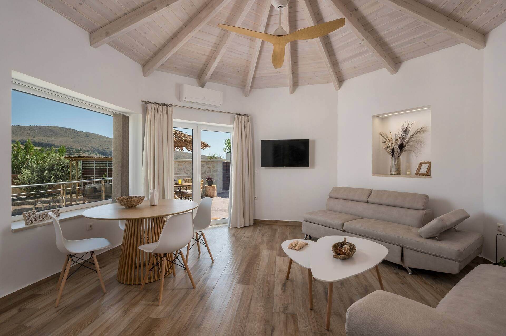  Enjoy private moments of relaxation in the pool under a bright sun but also inside the villa in a modern environment.